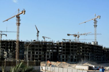 Giza, Mısır, 16 Ekim 2022: Zed şehrinin seçici odak noktası olan vinç kuleleri ve makineleri ile Mısır 'da yeni bir yüksek konut inşaatı şehrinin yeni bir inşaat sahası