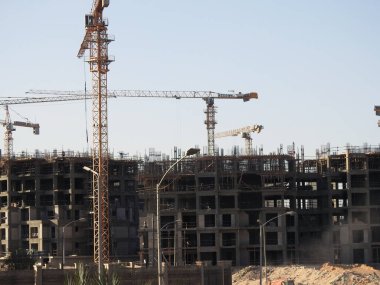 Giza, Mısır, 16 Ekim 2022: Zed şehrinin seçici odak noktası olan vinç kuleleri ve makineleri ile Mısır 'da yeni bir yüksek konut inşaatı şehrinin yeni bir inşaat sahası