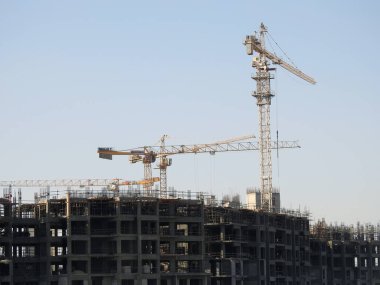 Giza, Mısır, 16 Ekim 2022: Zed şehrinin seçici odak noktası olan vinç kuleleri ve makineleri ile Mısır 'da yeni bir yüksek konut inşaatı şehrinin yeni bir inşaat sahası
