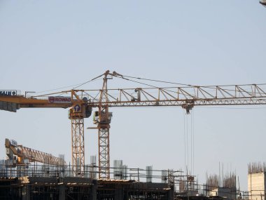 Giza, Mısır, 16 Ekim 2022: Zed şehrinin seçici odak noktası olan vinç kuleleri ve makineleri ile Mısır 'da yeni bir yüksek konut inşaatı şehrinin yeni bir inşaat sahası