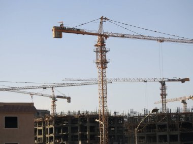 Giza, Mısır, 16 Ekim 2022: Zed şehrinin seçici odak noktası olan vinç kuleleri ve makineleri ile Mısır 'da yeni bir yüksek konut inşaatı şehrinin yeni bir inşaat sahası
