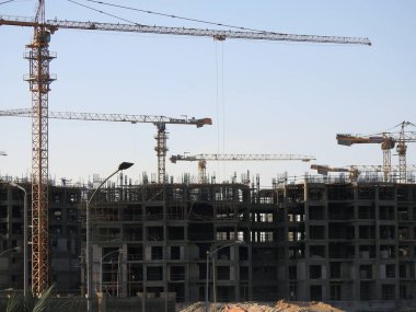 Giza, Mısır, 16 Ekim 2022: Zed şehrinin seçici odak noktası olan vinç kuleleri ve makineleri ile Mısır 'da yeni bir yüksek konut inşaatı şehrinin yeni bir inşaat sahası