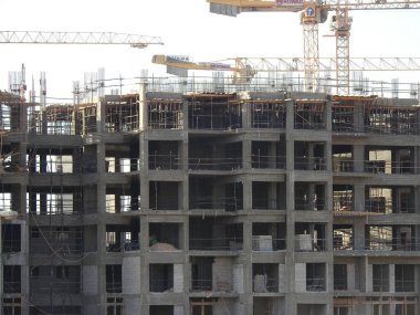 Giza, Mısır, 16 Ekim 2022: Zed şehrinin seçici odak noktası olan vinç kuleleri ve makineleri ile Mısır 'da yeni bir yüksek konut inşaatı şehrinin yeni bir inşaat sahası