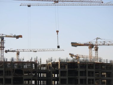 Giza, Mısır, 16 Ekim 2022: Zed şehrinin seçici odak noktası olan vinç kuleleri ve makineleri ile Mısır 'da yeni bir yüksek konut inşaatı şehrinin yeni bir inşaat sahası