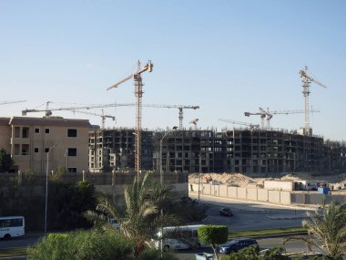 Giza, Mısır, 16 Ekim 2022: Zed şehrinin seçici odak noktası olan vinç kuleleri ve makineleri ile Mısır 'da yeni bir yüksek konut inşaatı şehrinin yeni bir inşaat sahası