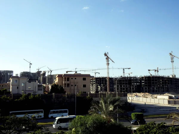 2022年10月16日 埃及吉萨 埃及一个新建的住宅建筑城市的建筑工地 其起重机塔和机械正在建设中 有选择地将重点放在Zed市 — 图库照片