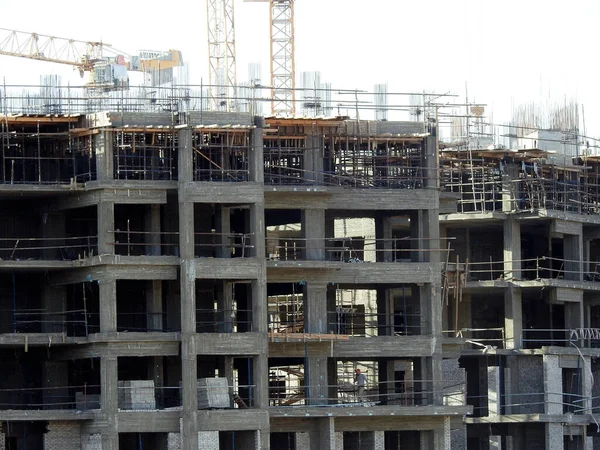 エジプト 2022年10月16日 建設中のクレーンタワーや機械とエジプトの新しい高層住宅街の新しい上昇の建設現場 Zed市の選択的な焦点 — ストック写真