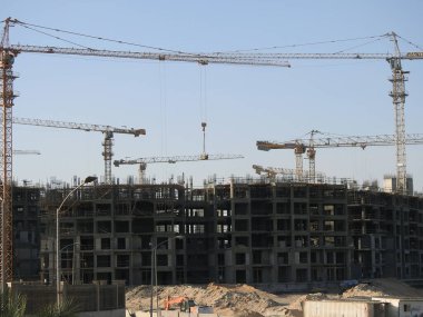 Giza, Mısır, 16 Ekim 2022: Zed şehrinin seçici odak noktası olan vinç kuleleri ve makineleri ile Mısır 'da yeni bir yüksek konut inşaatı şehrinin yeni bir inşaat sahası