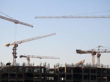 Giza, Mısır, 16 Ekim 2022: Zed şehrinin seçici odak noktası olan vinç kuleleri ve makineleri ile Mısır 'da yeni bir yüksek konut inşaatı şehrinin yeni bir inşaat sahası