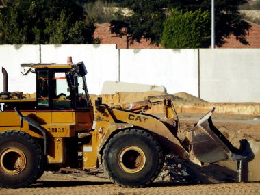 Giza, Mısır, 16 Ekim 2022: Giza Zed kentindeki yeni binaların inşaat sahasında bir ön yükleme kamyonu kum yükleme ve sanayi bölgesinden sanayi bölgesine taşınması, seçici odaklanma