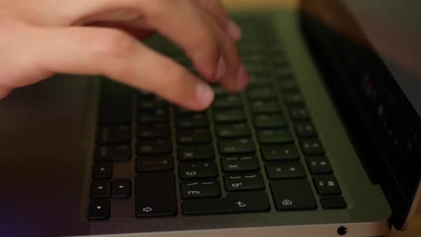 Hacker mãos digitando código no teclado do laptop, luz de luzes de emergência da polícia. — Vídeo de Stock