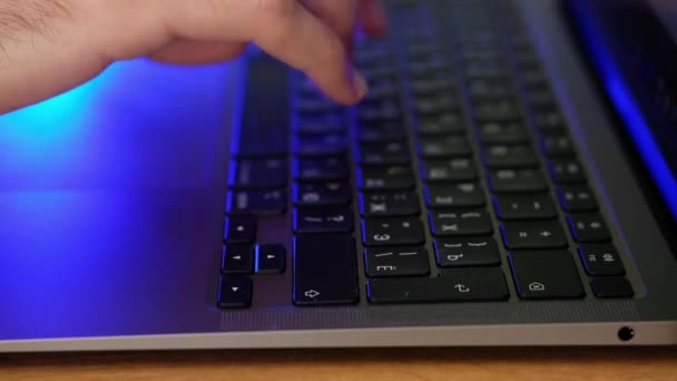 ライターの手は夜にノートパソコンのキーボードを入力しています。ハッカーはサイバー犯罪を犯し. — ストック動画