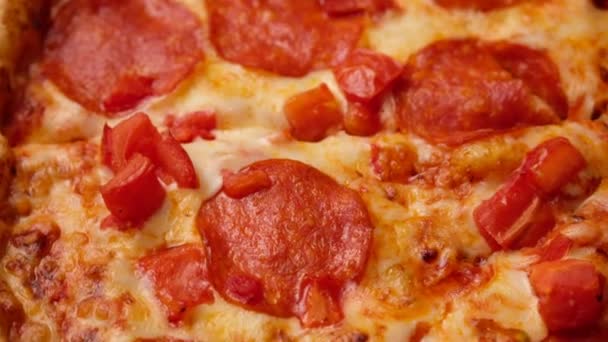 Свежая пицца пепперони в коробке с кусочками салями, доставленными домой. — стоковое видео