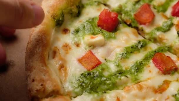 Pizza fresca con salsa de pesto en una caja entregada a casa. — Vídeos de Stock