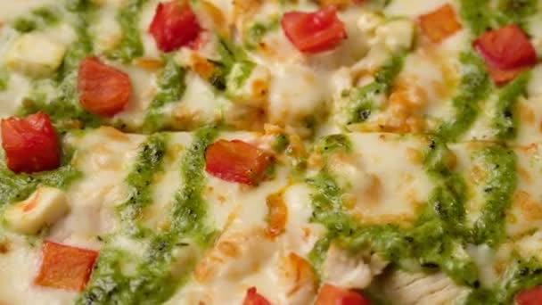 Pizza fresca con salsa al pesto in una scatola consegnata a casa. — Video Stock