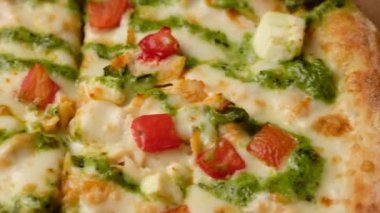 Eve teslim edilmiş pesto soslu taze pizza..