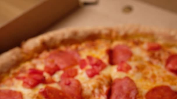 Eve salam dilimli bir kutuda taze pepperonili pizza.. — Stok video