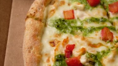 Eve teslim edilmiş pesto soslu taze pizza..