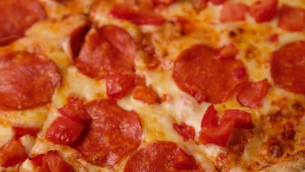 Pizza de pepperoni fresca en una caja con rebanadas de salami entregadas a casa. — Vídeos de Stock