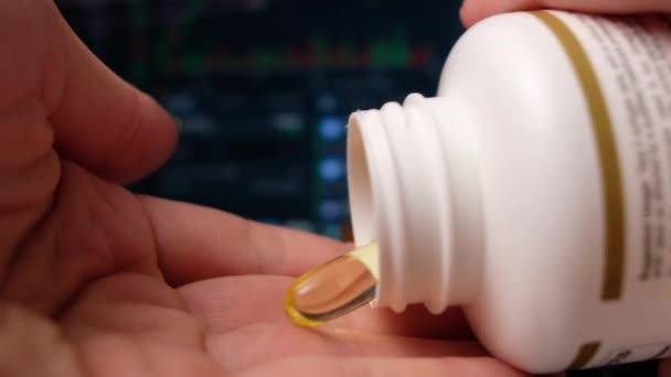 Omega 3 kapslar till hands åt affärsmannen. Kosttillskott under stress i arbetet. — Stockvideo