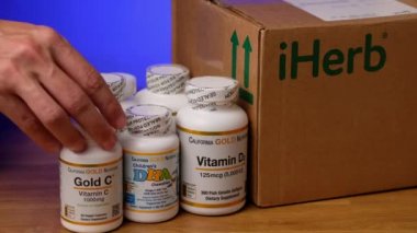 Togliatti, Rusya - 27 Ekim 2021: iHerb sitesinden teslim edilen kutu.