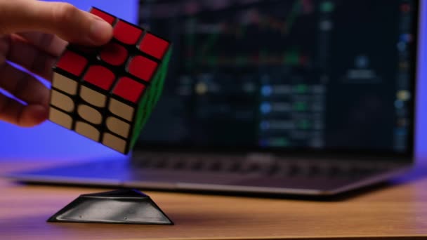 Togliatti, Russia - october 28, 2021: Rubiks cube with laptop. 사업 과 재정 문제를 해결하려는 개념. — 비디오