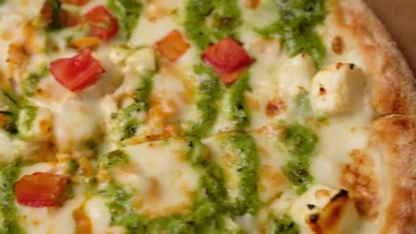 Färsk pizza med pesto sås i en låda levereras hem. — Stockvideo