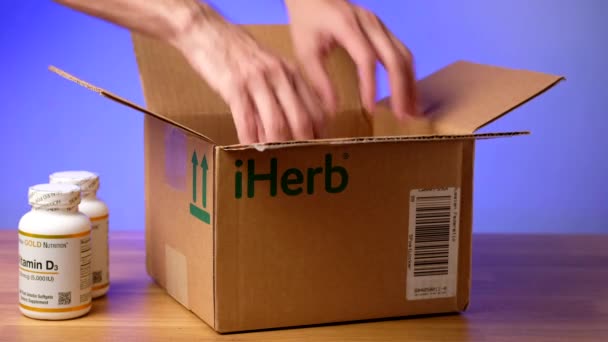 Togliatti, Ryssland - 27 oktober 2021: Uppackningsbox levererad från plats iHerb. — Stockvideo