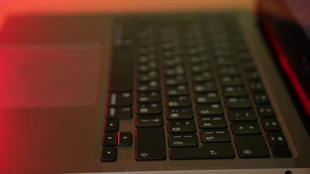 黑客手在手提电脑键盘上输入代码，警灯亮. — 图库视频影像