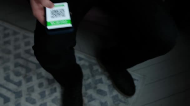 Az ember bemutat egy kamerás telefont, immunis digitális útlevéllel a Covid-19-nek a reptéren. Okostelefon qr kóddal a kezében. — Stock videók