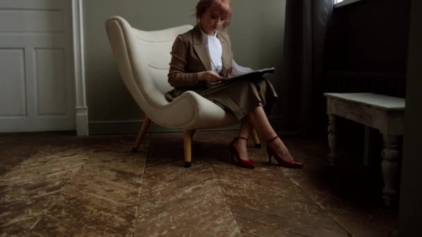 Office worker examines documents. Business woman reviews contracts, drawings, reports. — Vídeo de Stock
