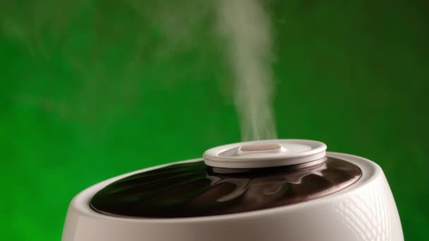 Umidificador gera vapor no fundo verde. purificador de ar de trabalho a vapor. — Vídeo de Stock