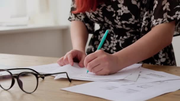 Jeune fille étudiante écrit papier test en leçon à l'université ou au collège. — Video