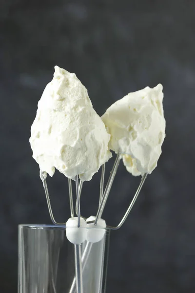 Zweep Hoog Boter Vetgehalte Crème Metaal Garde Grijs Donkere Achtergrond — Stockfoto