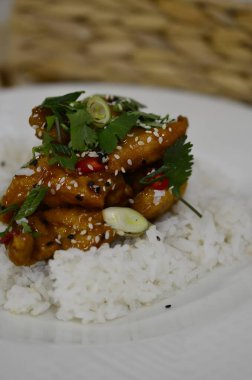 General Tso Asya çıtır çıtır tatlı susamlı tavuk Basmati, yaban pilavı ve taze soğanlı.