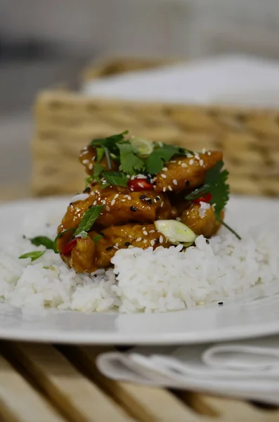 General Tso Asiatisk Krispig Söt Sesamkyckling Med Basmatiris Vilt Ris — Stockfoto