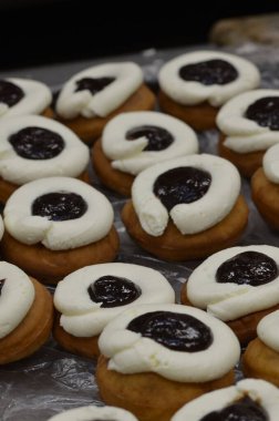 Süzme peynirli ve erikli Bavyera çörekleri Çek mutfağında geleneksel köy yemekleri reçeli