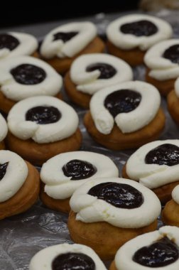 Süzme peynirli ve erikli Bavyera çörekleri Çek mutfağında geleneksel köy yemekleri reçeli