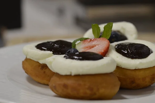 Süzme peynirli ve erikli Bavyera çörekleri Çek mutfağında geleneksel köy yemekleri reçeli