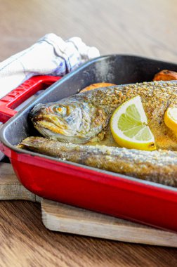 Alabalıkların yakın görüntüsü, yemek örtüsü, fırında balık, yakın görüş, yemek arkaplanı