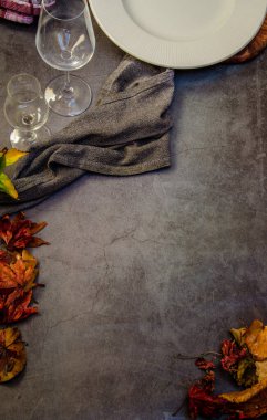 Tabakta peçete ve gözlüklerle sonbahar yaprakları