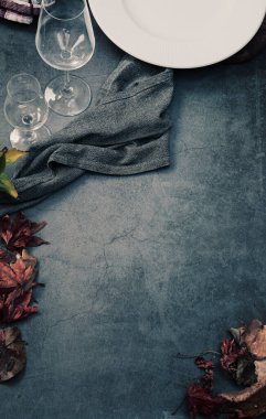 Sonbahar arkaplanı yapraklar, bardaklar ve bir fincan kahve