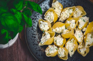 İtalyan mantısı, ıspanaklı ve sarımsaklı makarna. İtalyan geleneksel mutfağı. rustik kırsal biçim.