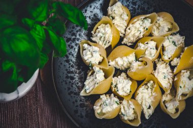 Etli ve sebzeli börek..