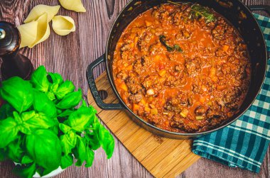 Sebzeli makarna, fesleğenli conchiglionni ve peynirli