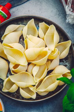 Sebzeli makarna, fesleğenli conchiglionni ve peynirli