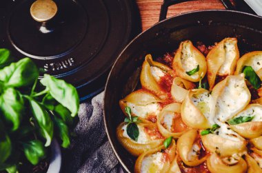 Sebzeli makarna, fesleğenli conchiglionni ve peynirli