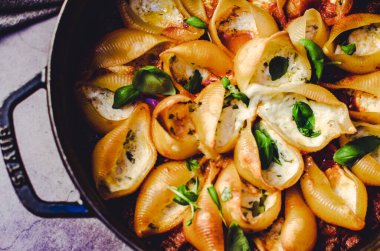 Sebzeli makarna, fesleğenli conchiglionni ve peynirli