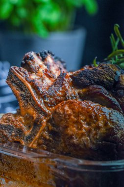 Kemik ve otlu ızgara domuz boynu, yemek koyu arka plan.