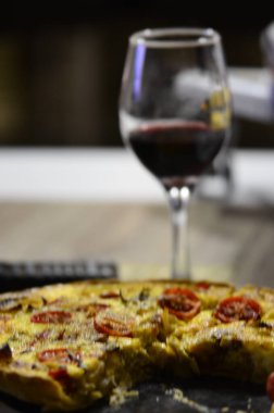 Masadaki bir restoranda pizza.